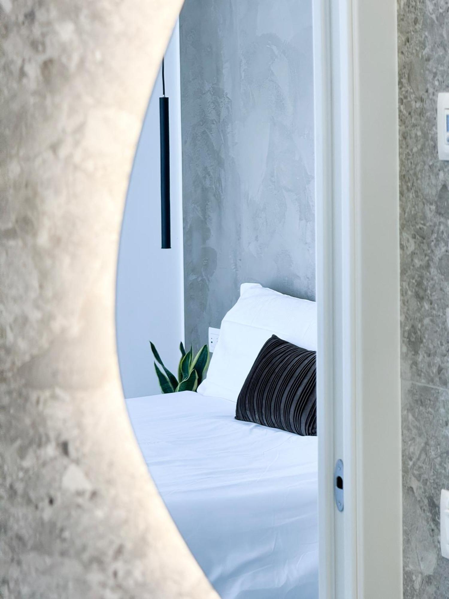 Casa Febo, In Centro Con Parcheggio Privato A 200 Mt Dal Mare Hotel บอร์ดิเกรา ภายนอก รูปภาพ