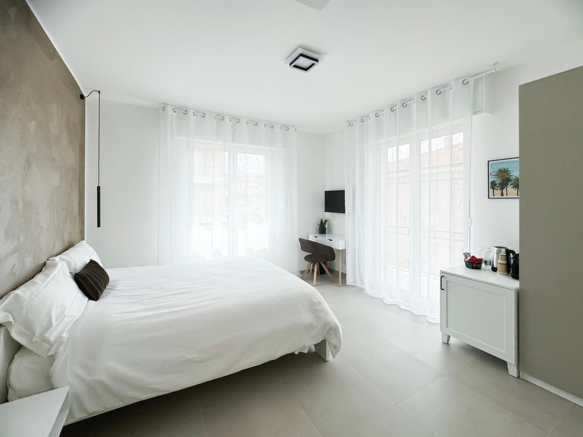 Casa Febo, In Centro Con Parcheggio Privato A 200 Mt Dal Mare Hotel บอร์ดิเกรา ภายนอก รูปภาพ