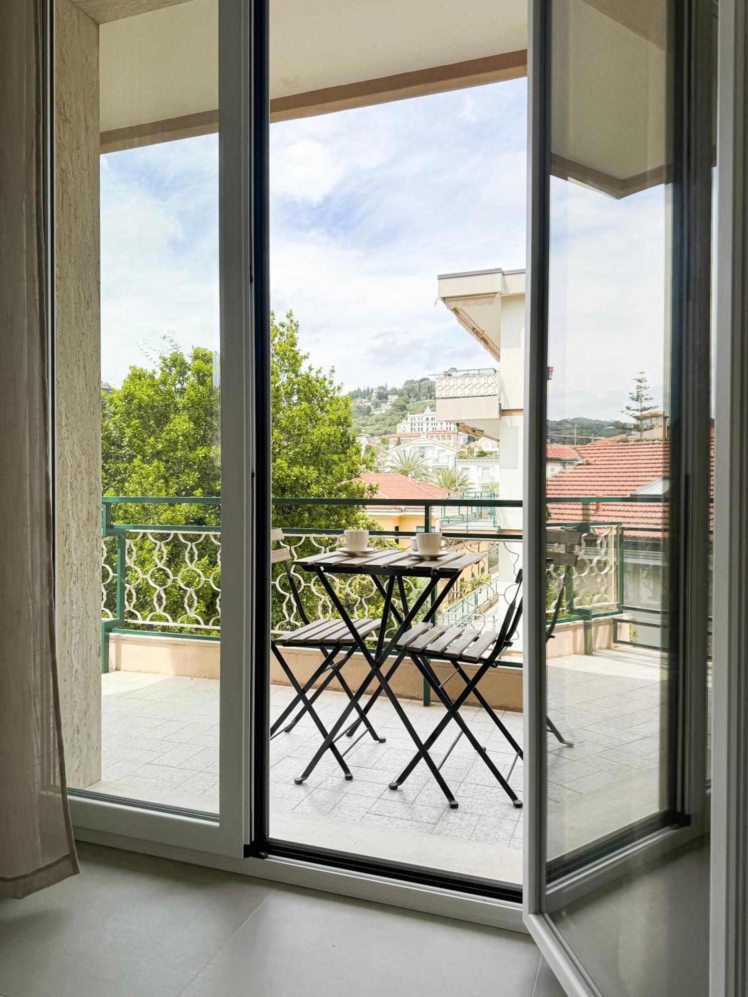 Casa Febo, In Centro Con Parcheggio Privato A 200 Mt Dal Mare Hotel บอร์ดิเกรา ภายนอก รูปภาพ
